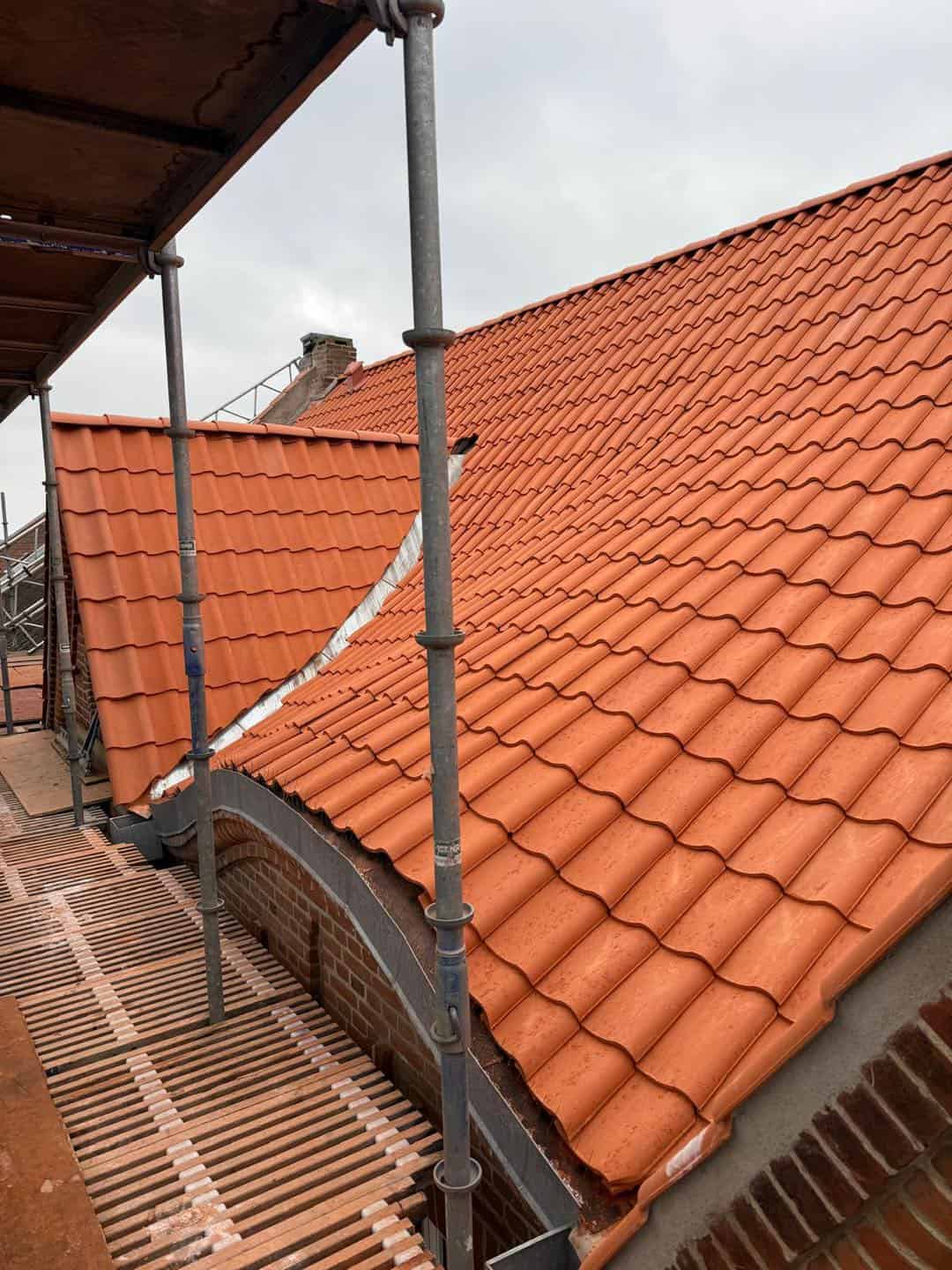 Nyt tag med terrakottafliser på ældre ejendom under renovering.
