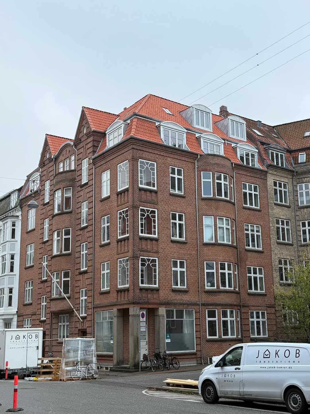 Professionel tagudskiftning på historisk ejendom i centrum.