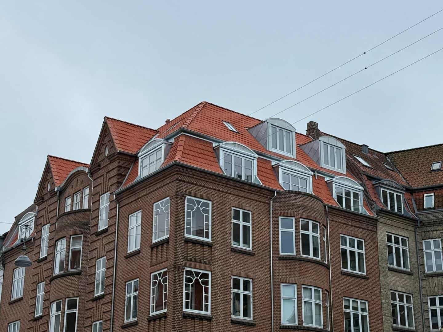 Professionelt tagudskiftning på charmerende ejendom i København.