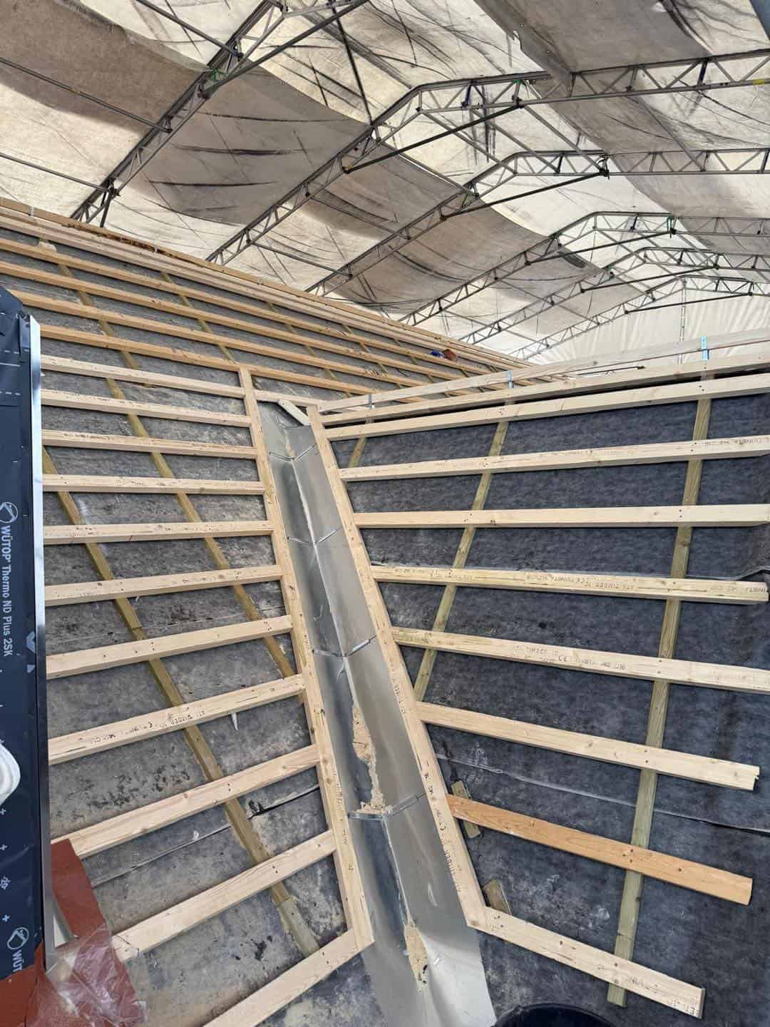 Renovering af tagkonstruktion med nye træspær på en ejendom under tagudskiftning.
