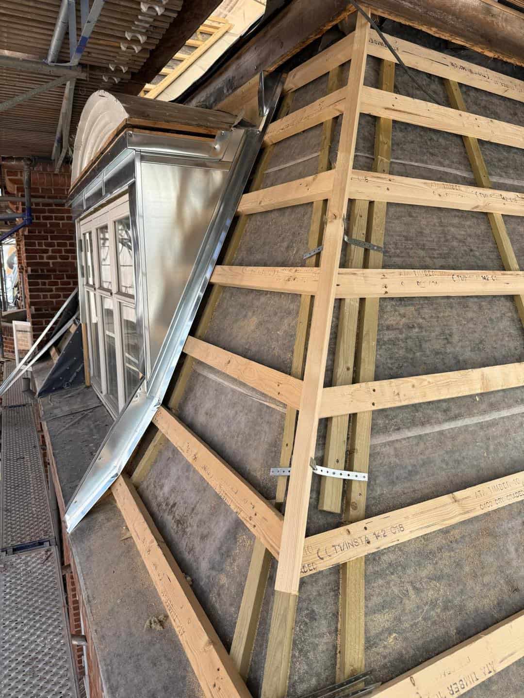 Renovering af tag på ældre ejendom med træskellet og tagmateriale.