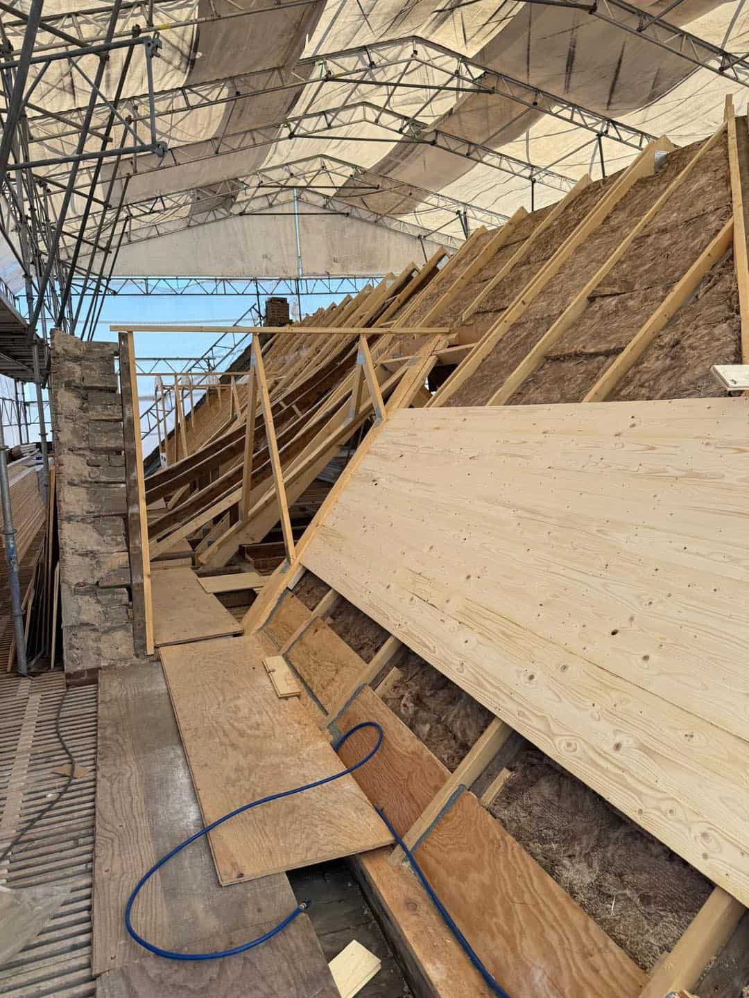 Renovering af tag på ældre ejendom under tagudskiftning.