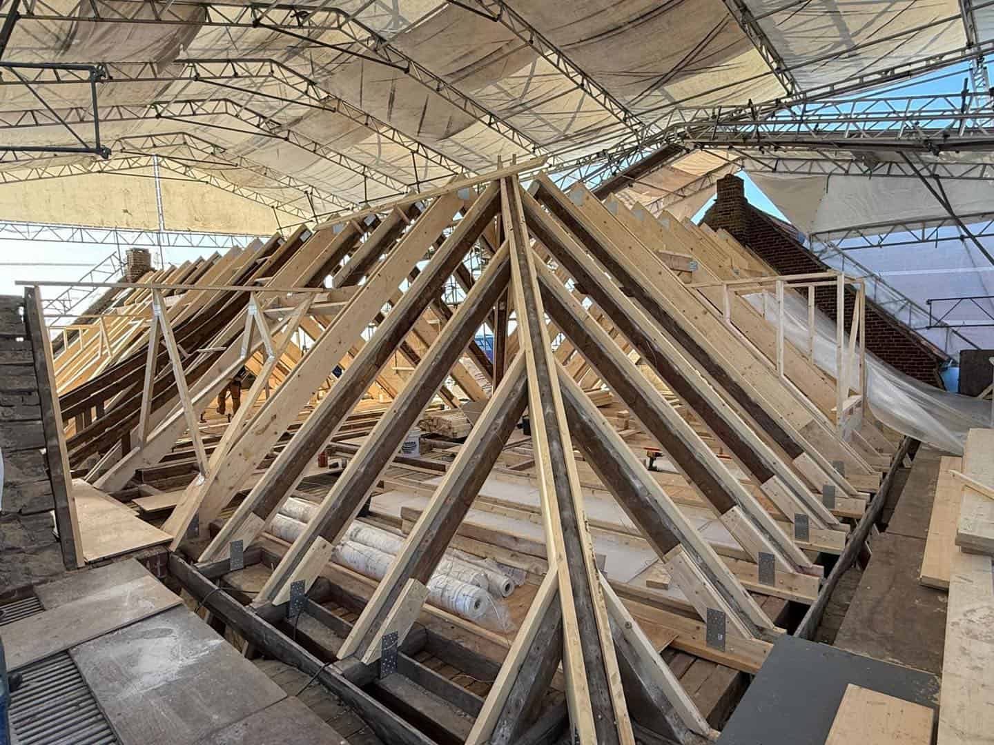 Renovering af tagkonstruktion med nye træspær på ældre ejendom.