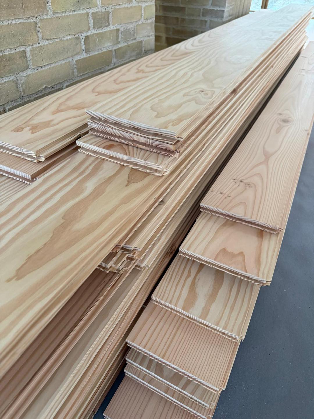 Træplanker klar til tømrerprojekter, kvalitetsmaterialer til byggeri og renovering.