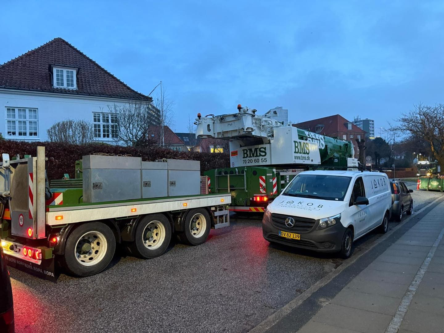 Tungt byggeri- og transportudstyr på vej i København, klar til installation.