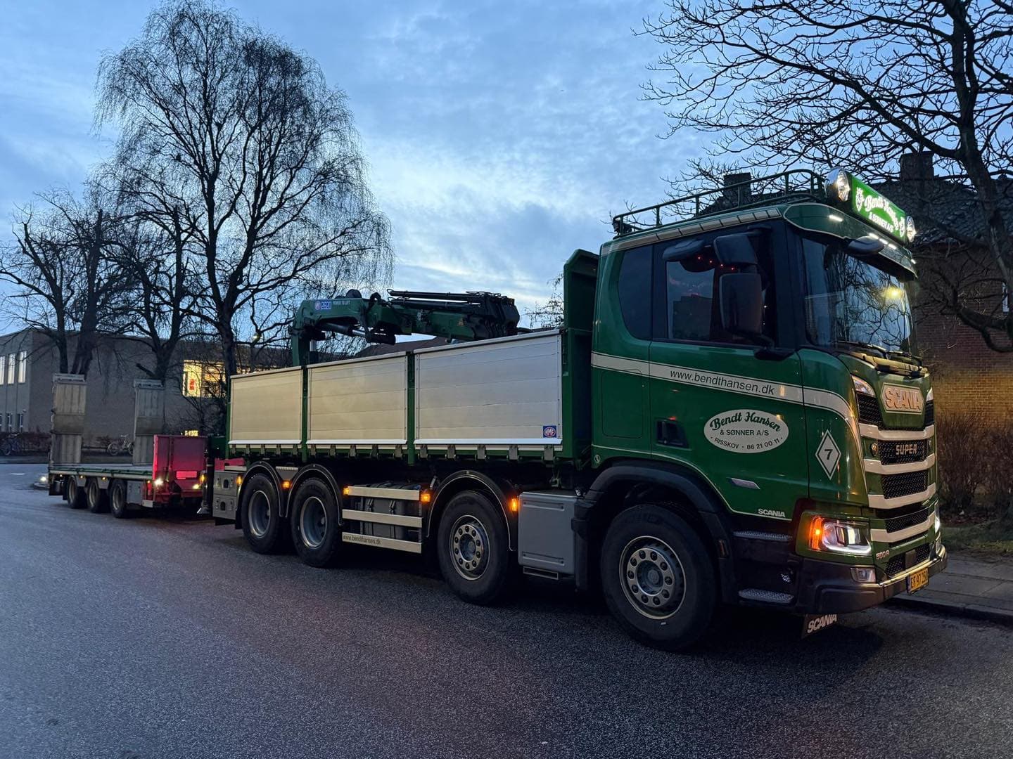 Tømrerfirma Jakob Tømrerfirma A/S, professionel byggetruck til bygge- og renoveringsopgaver.