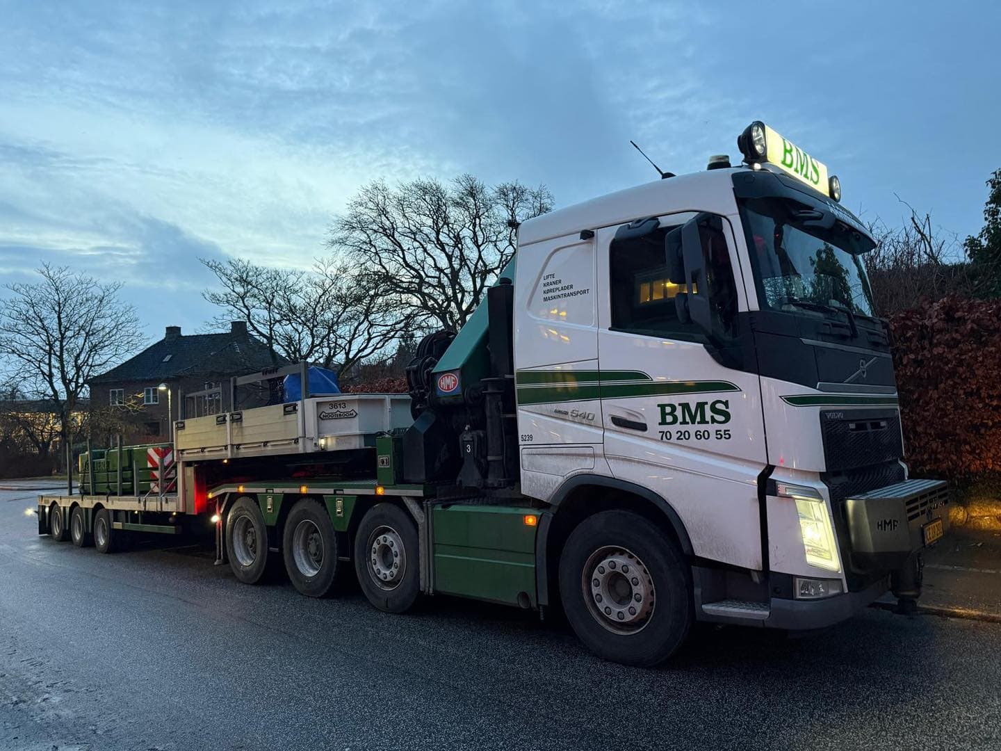Tømrerfirmaets transportvogn med byggeudstyr og materialer til byggeprojekter.