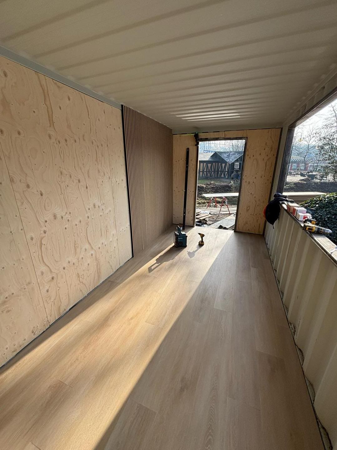 Væglægning under opførelse i tømrerprojekt hos Jakob Tømrerfirma A/S.