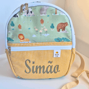 Mochila térmica, com bolsos laterais e bolso frontal com nome bordado