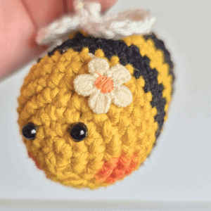 porta-chaves abelha em amigurumi