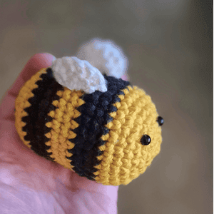 porta-chaves abelha em amigurumi