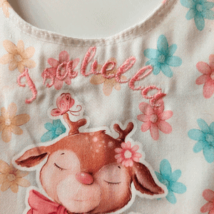 detalhe do nome bordado na babete