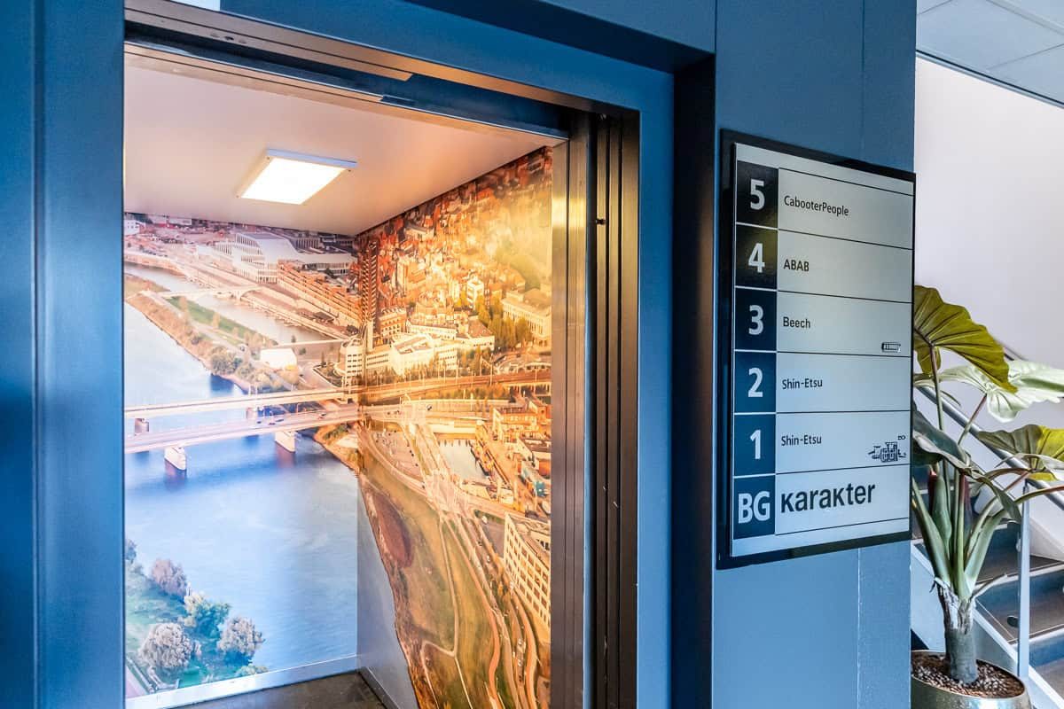 just Herm - Muurprint in lift