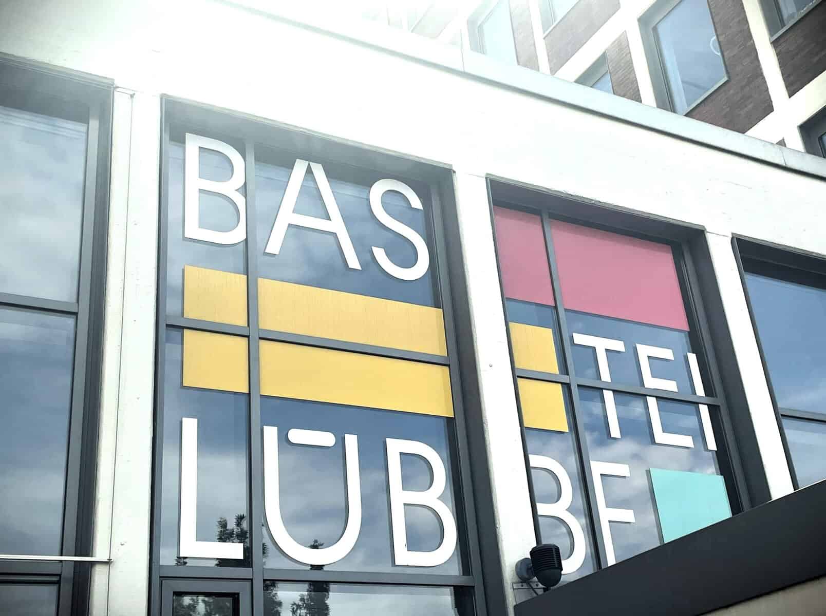 Fensterbeschriftung mit Logo für Bastei Lübbe Köln – großflächige Glasfolierung und Werbetechnik von KBZ Köln