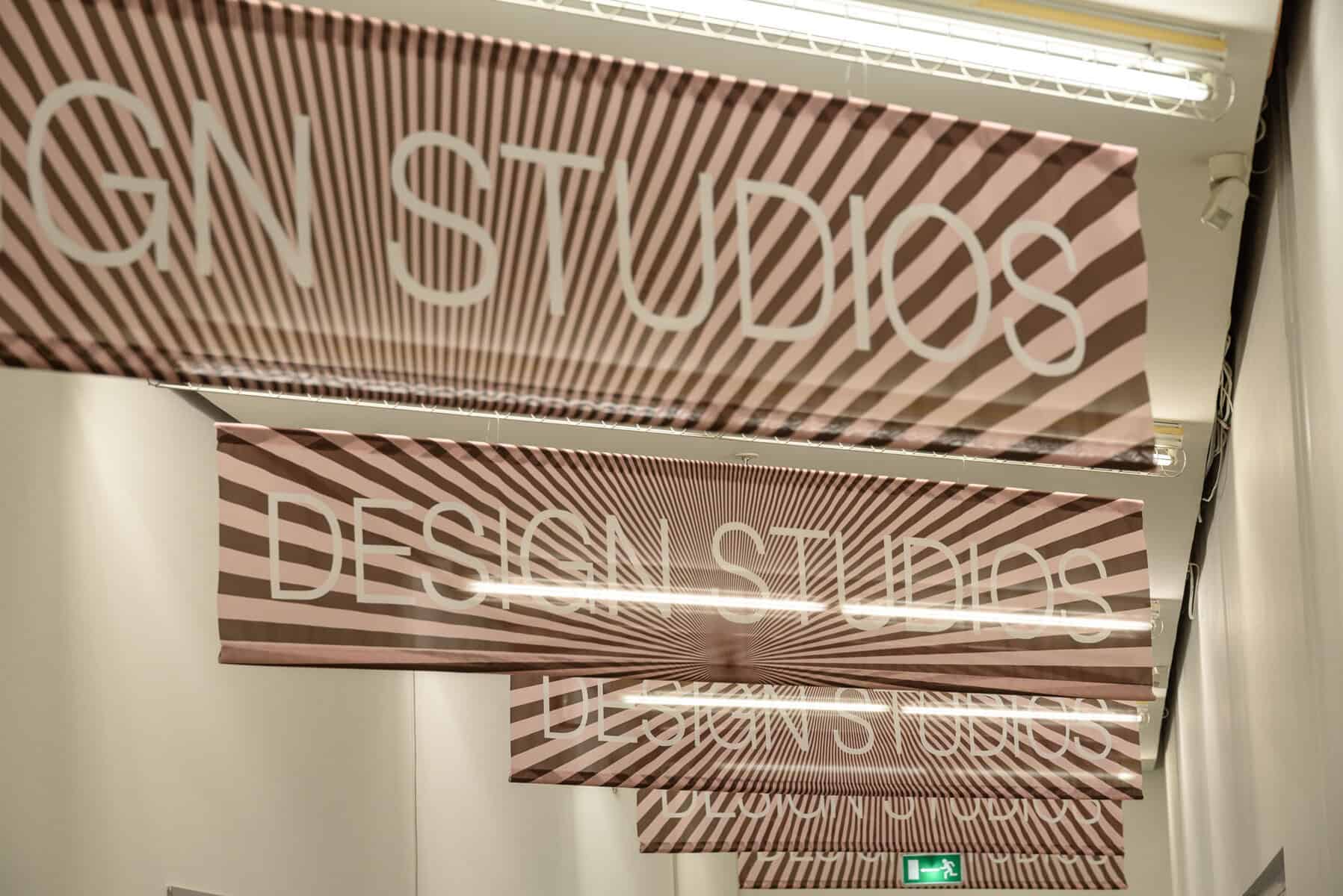 Deckenbanner als Abhänger für Messe und Event – individuelle Bannerwerbung und Ausstellungsbeschilderung von KBZ Werbetechnik Köln