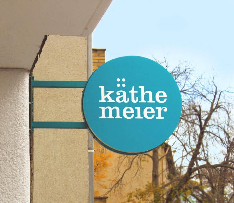 Nasenschild für Käthe Meier – individuelle Fassadenbeschilderung und Werbetechnik in Nippes