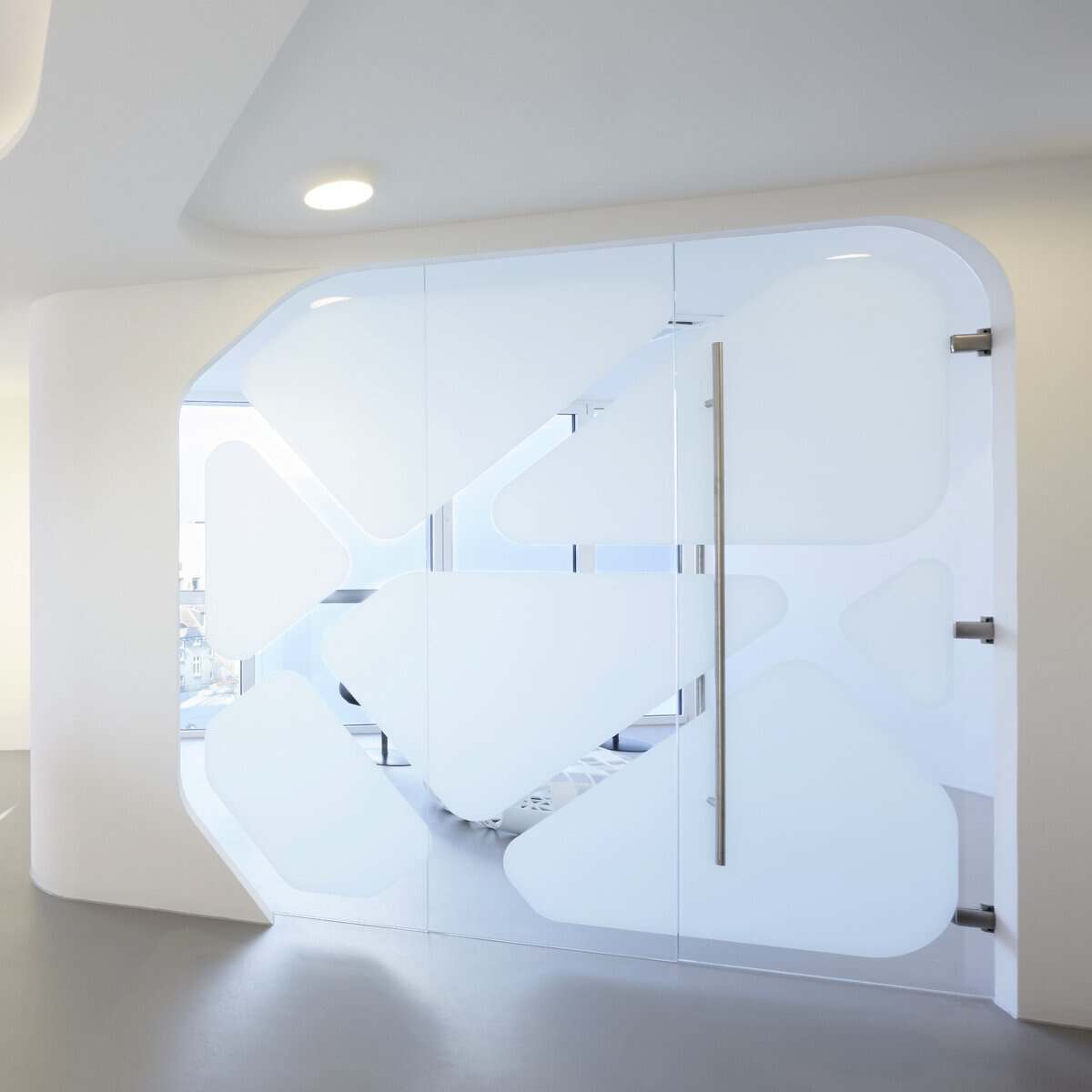 Individuelle Glasfolierung für Praxen und Büros – moderne Sichtschutzfolie und Fensterdesign für Innenräume