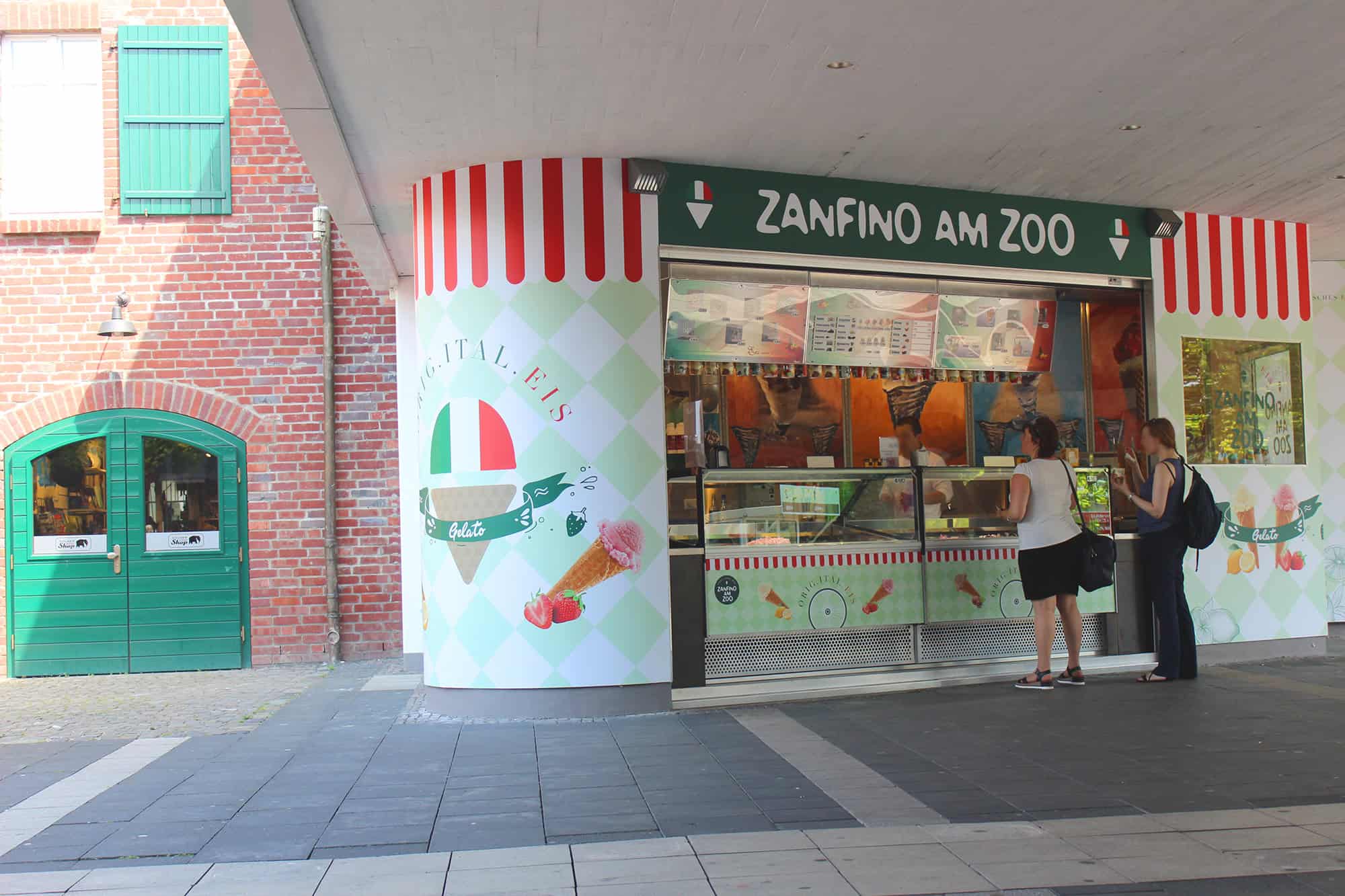 Fassadengestaltung für Eiscafé Zanfino mit bedruckter Folierung – individuelle Fenster- und Außenwerbung von KBZ Werbetechnik