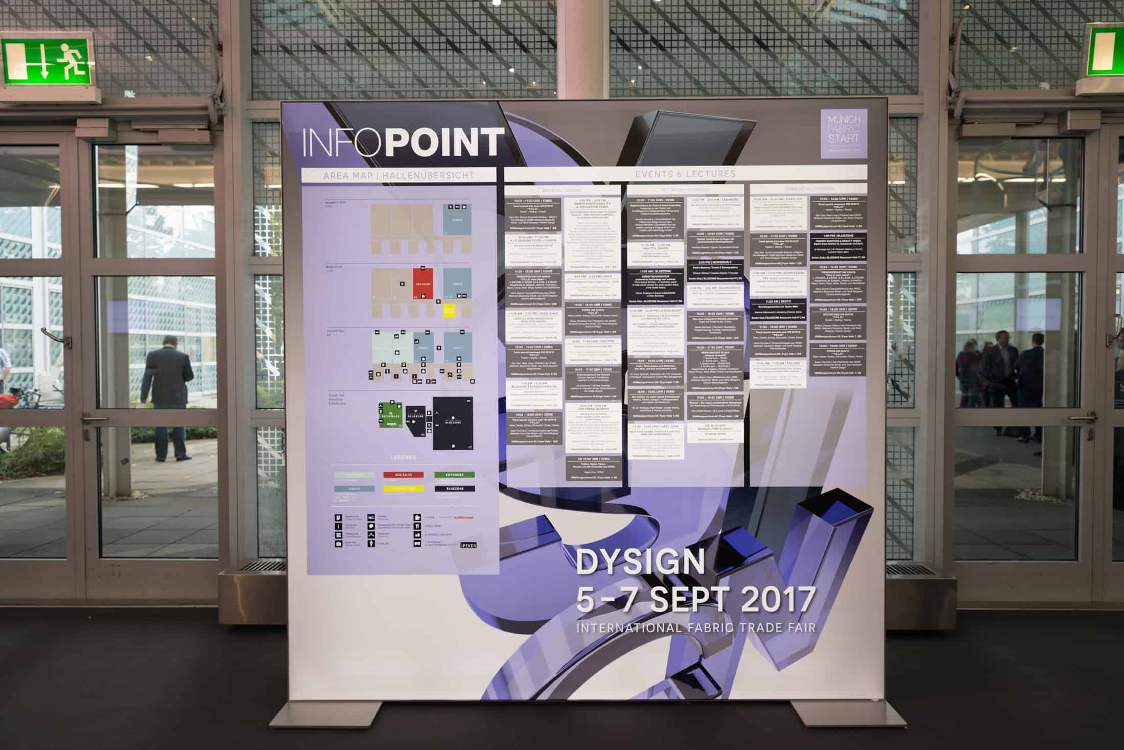 Beleuchtete Informationstafel für Orientierung – LED Infotafel und moderne Beschilderung für Messe und Event