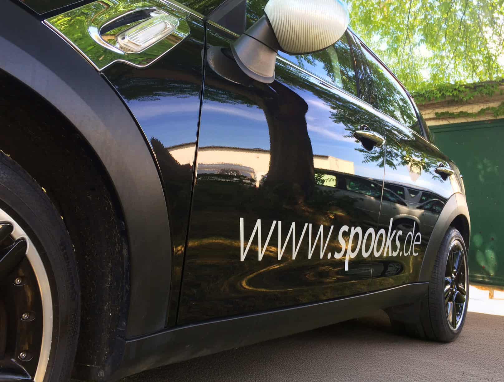Mini Autowerbung in Schwarz – dezente Fahrzeugbeschriftung und Autobeklebung