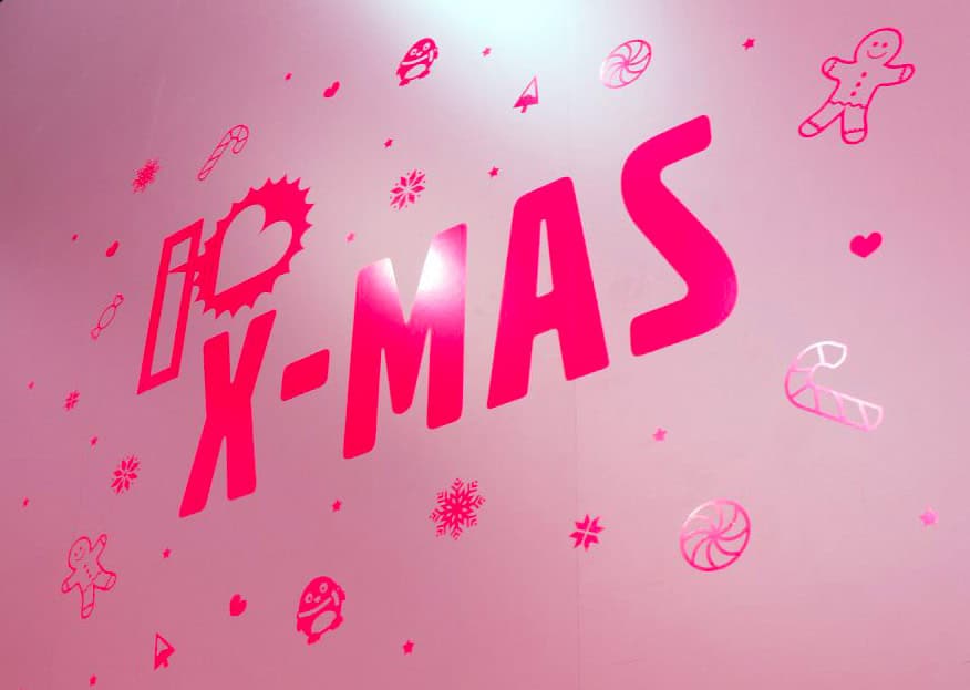 Wandbeschriftung in Neonpink – XMAS Folienplot für Events, Pop-ups und Eventdekoration von KBZ Köln Nippes