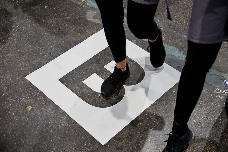 Bodenaufkleber Floor Graphics mit Trittschutz – rutschfeste und langlebige Bodenwerbung für Messe und Handel