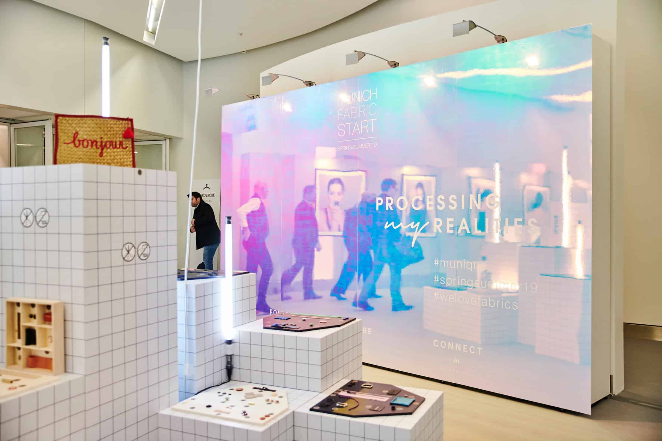 Holografische Folie bedruckt und montiert – auffällige Werbetechnik für Messebau, Fenster und Eventdesign von KBZ Köln