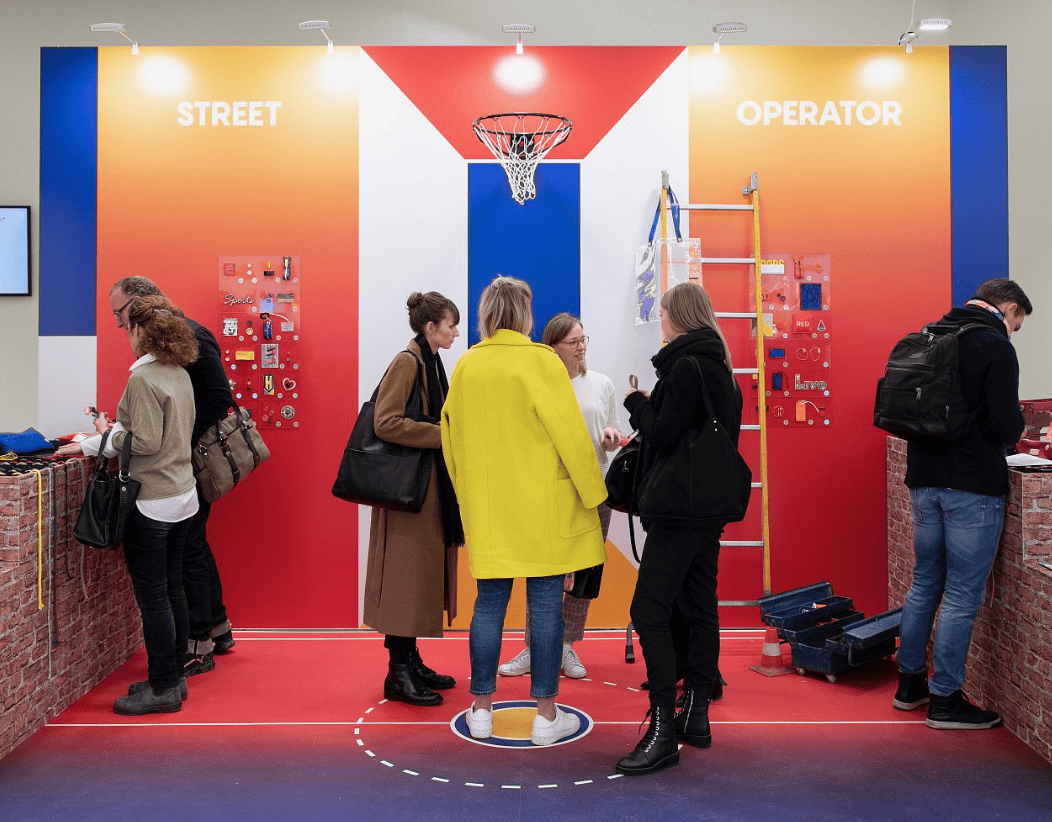 Floor Graphics als Spielfeld – rutschfeste Bodenaufkleber und Bodenbeschriftung für Events und Werbung von KBZ Köln