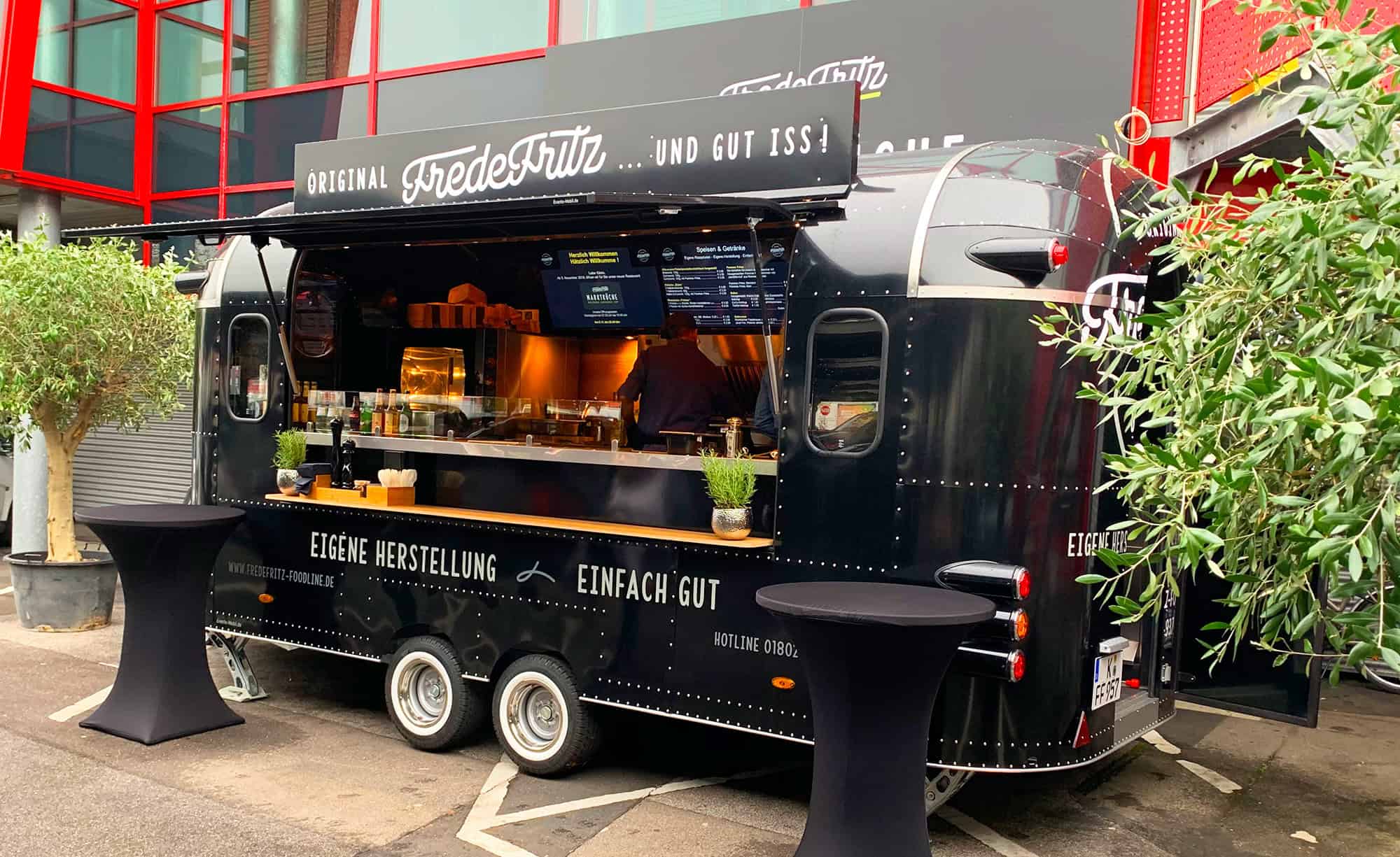 Foodtruck Beschriftung für FredeFritz – individuelle Fahrzeugfolierung und Werbetechnik von KBZ Köln