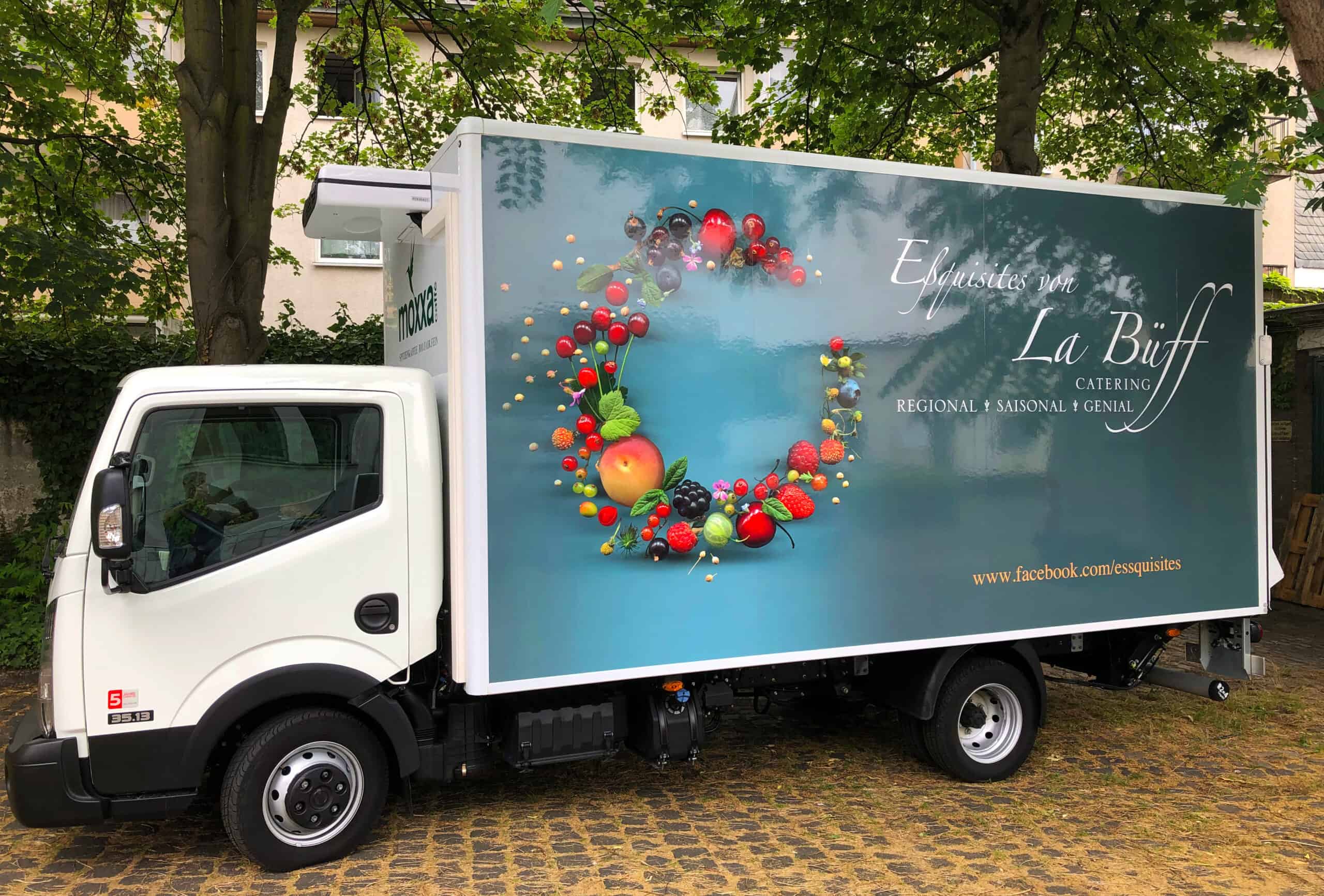 Fahrzeugbeschriftung mit Fruchtkranz für La Büff Catering – kreative Autobeschriftung und Fahrzeugfolierung von KBZ Werbetechnik Köln