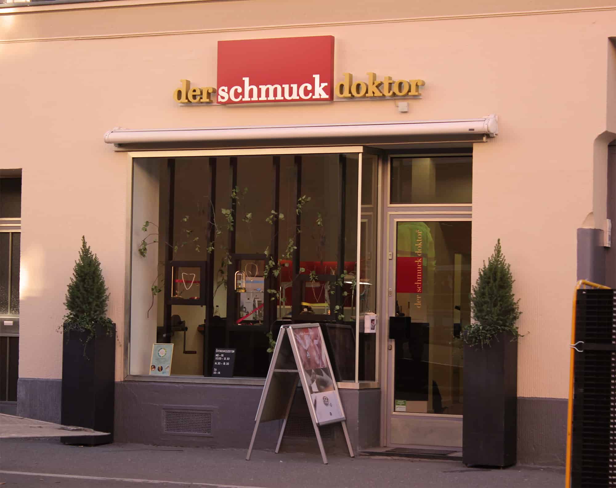 Leuchtwerbung und 3D Buchstaben für Schmuckgeschäft und Shop – moderne Fassadenbeschriftung und Werbetechnik von KBZ Köln