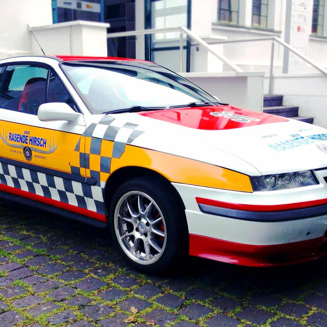 Filmreifes Fahrzeugdesign „Der rasende Hirsch“ – Autofolierung und Fake Fahrzeugbeschriftung für TV und Filmproduktionen