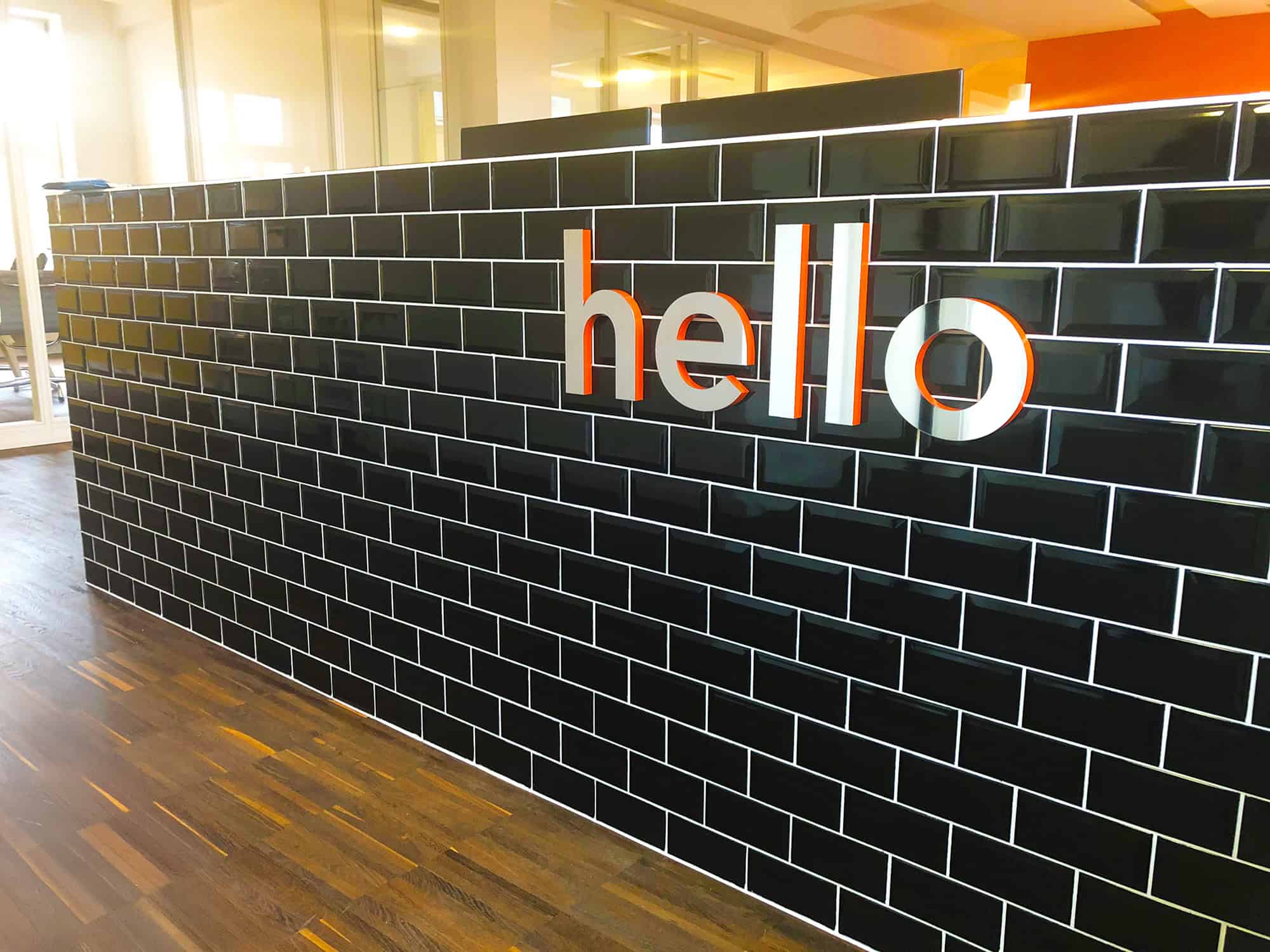3D Wandschrift „hello“ – stilvolle Kanzlei Beschriftung und moderne Wandgestaltung von KBZ Werbetechnik Köln