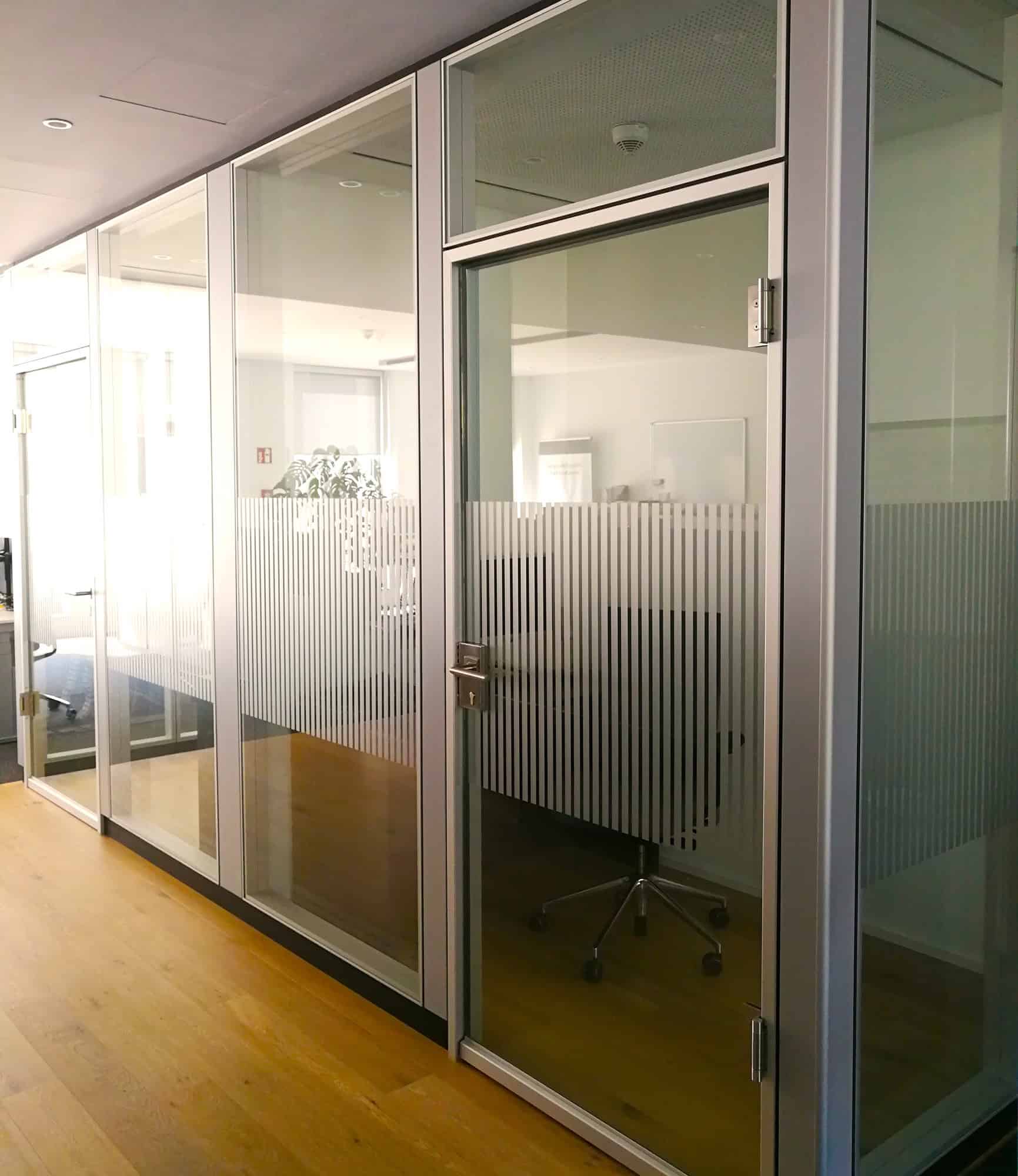 Glasdekor Folie Master Etched Streifendesign – elegante Sichtschutzfolie und Fensterbeschriftung von KBZ Werbetechnik Köln