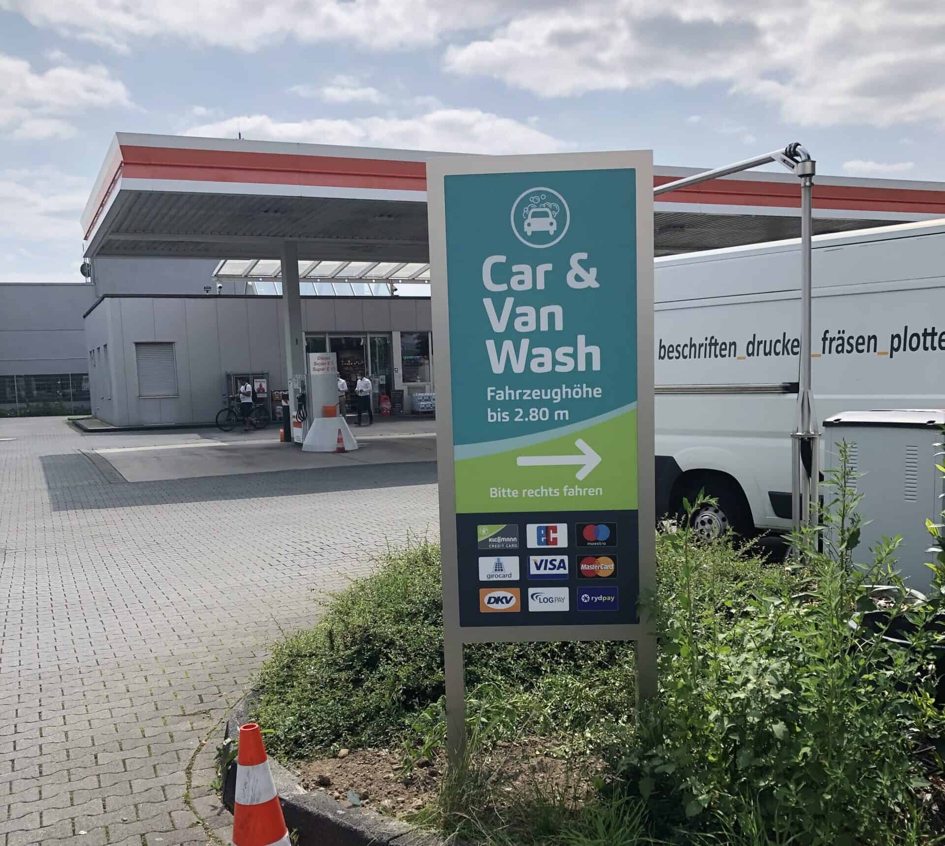 Pylon Werbung für Waschstraße – klare Wegweisung und markante Außenwerbung für Unternehmen in Köln, Bonn, Leverkusen, Düsseldorf und Umland