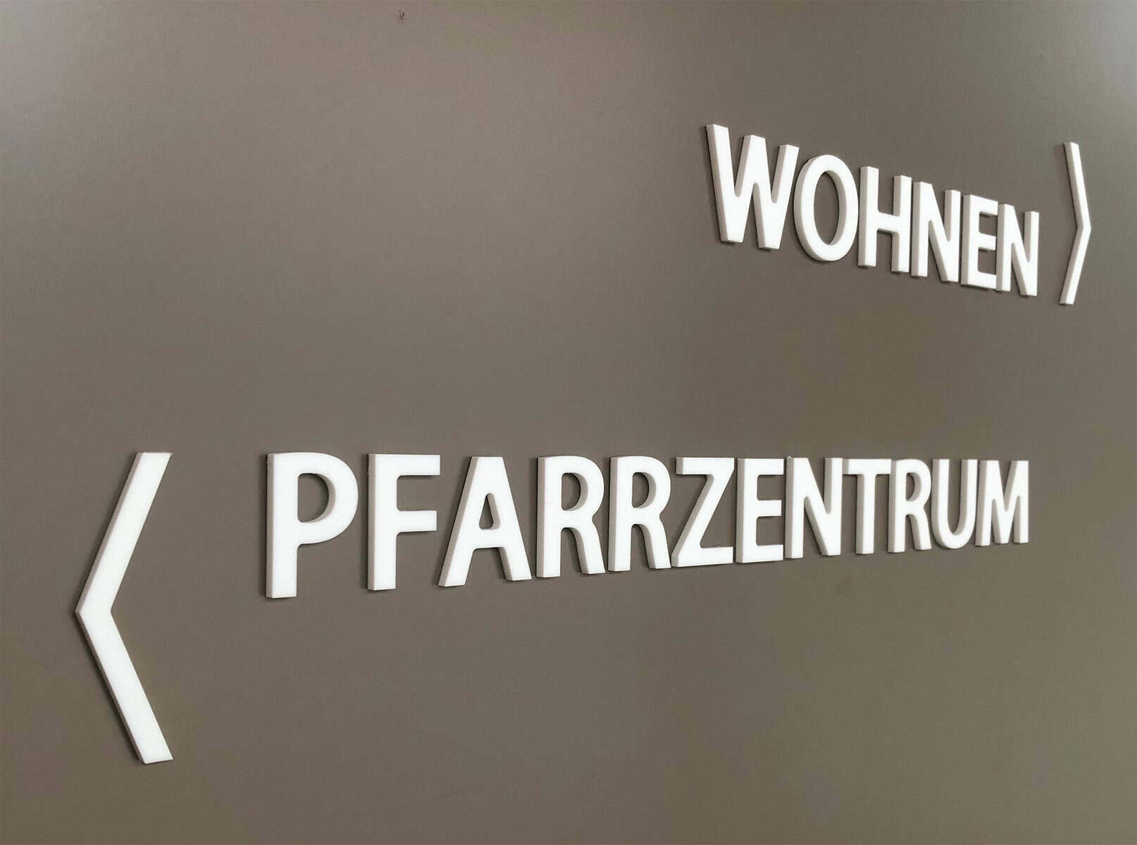 3D Beschriftung und Werbebuchstaben – individuelle 3D Buchstaben Gestaltung und Fassadenwerbung von KBZ Werbetechnik Köln