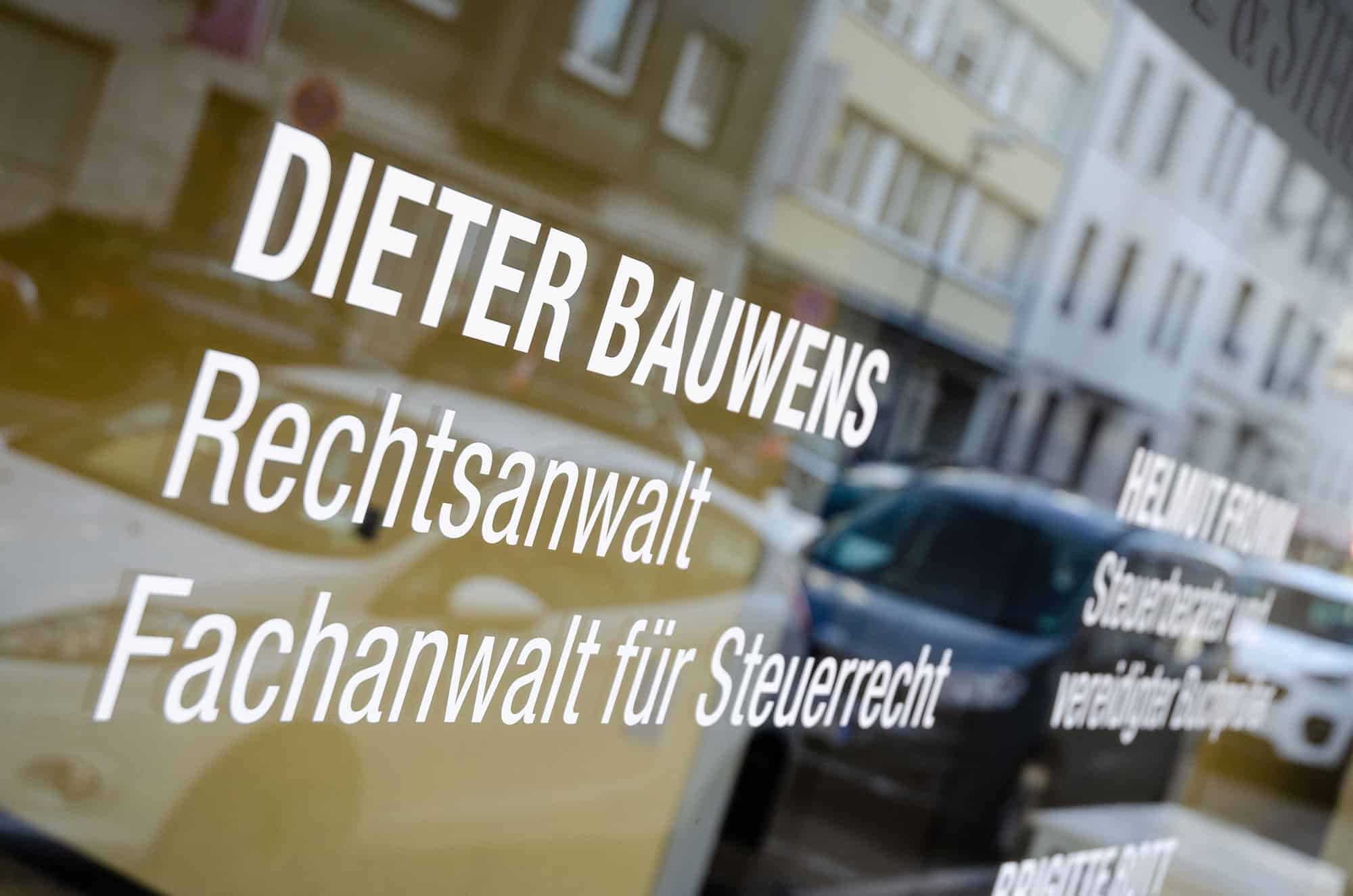 Schaufensterbeschriftung clean und modern – minimalistische Fensterfolierung und Glasbeschriftung von KBZ Werbetechnik Köln