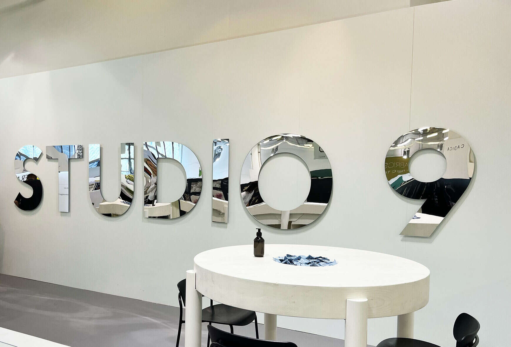 Große 3D Buchstaben in Spiegeloptik – auffällige Messeinstallation und Werbebeschriftung für Messestand und Eventdesign