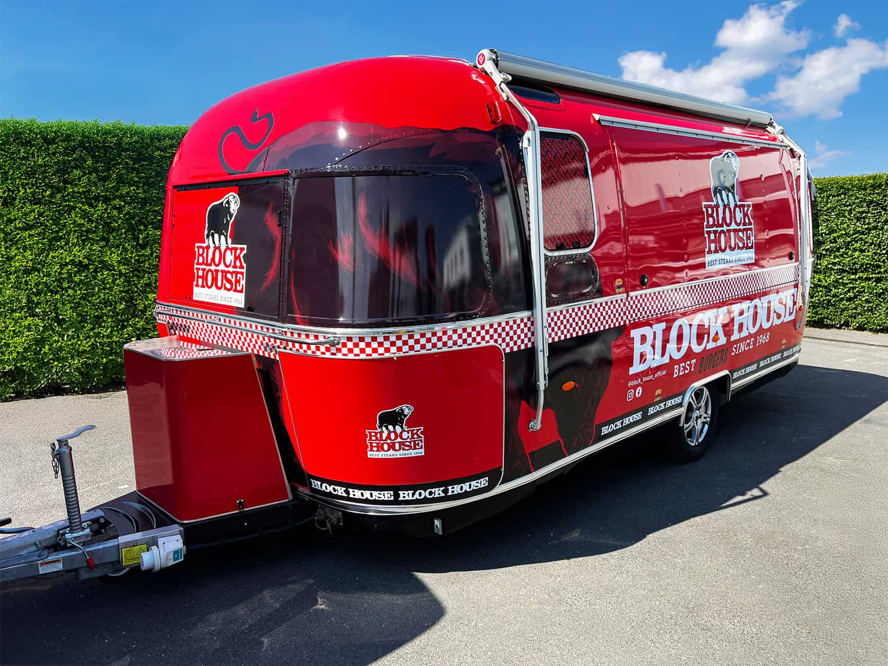 Foodtruck Folierung in Rot für BLOCK HOUSE Burgerladen – auffällige Fahrzeugbeschriftung und Werbetechnik für Gastronomie