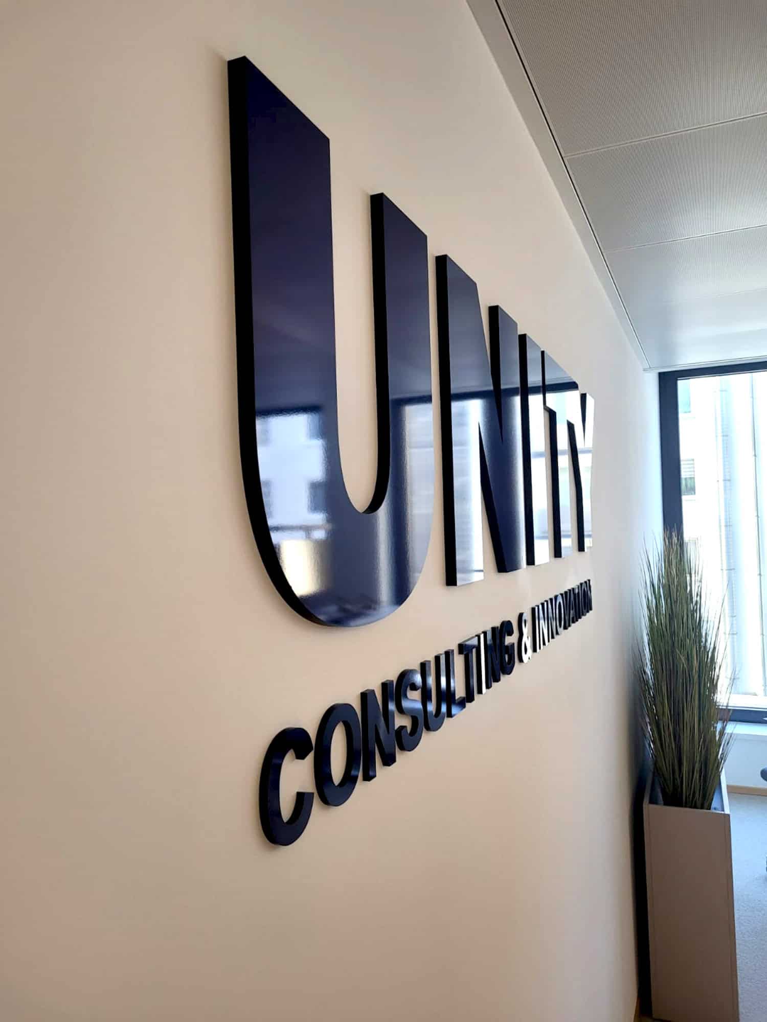 3D Firmenlogo in Dunkelblau mit Glanzfinish – hochwertige Rezeption Beschriftung und Büro Logo in 3D