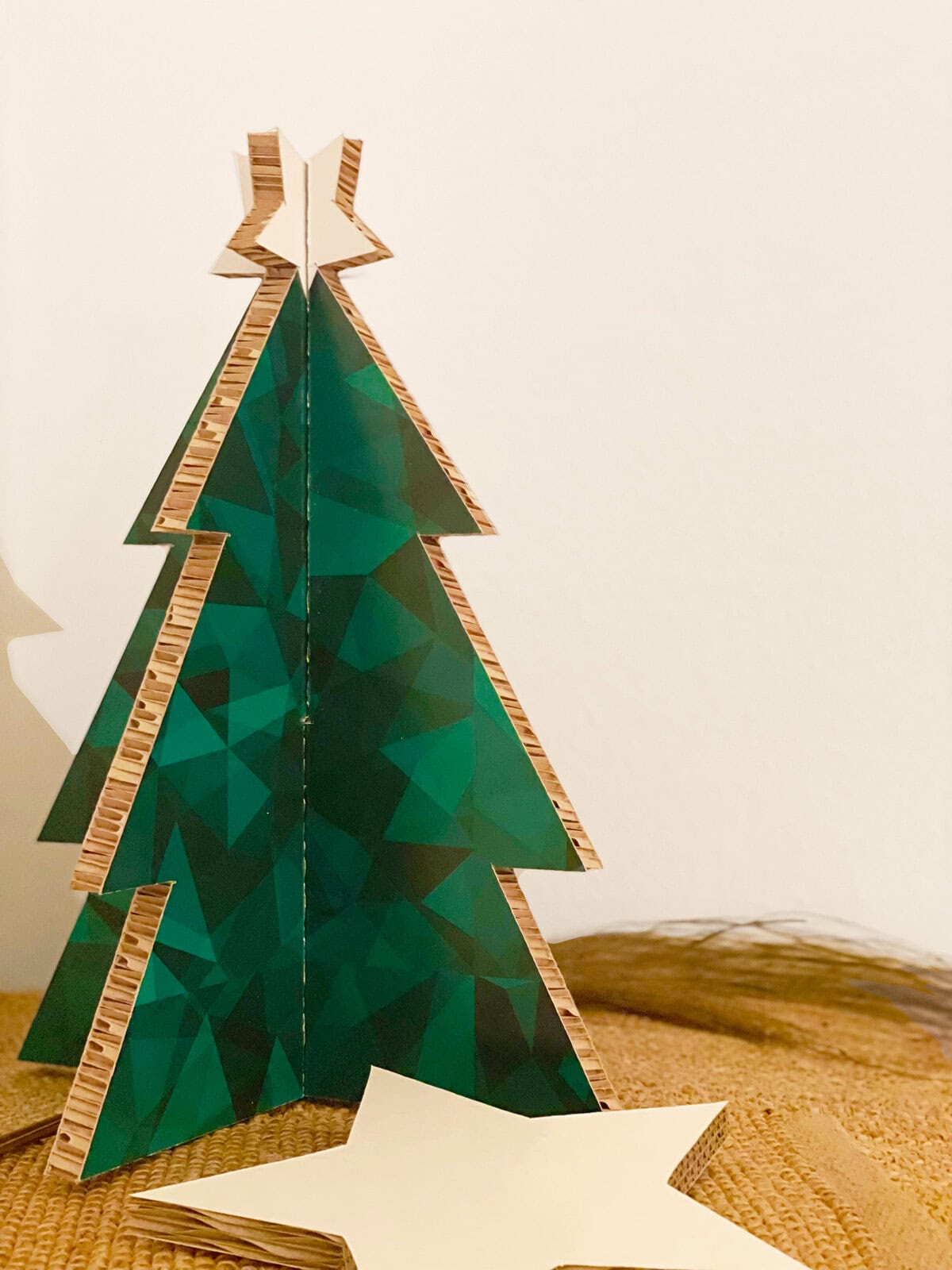 Tannenbaum aus Reboard Wabenkarton – nachhaltige Weihnachtsdekoration, bedruckt und gefräst für Werbetechnik und Messebau