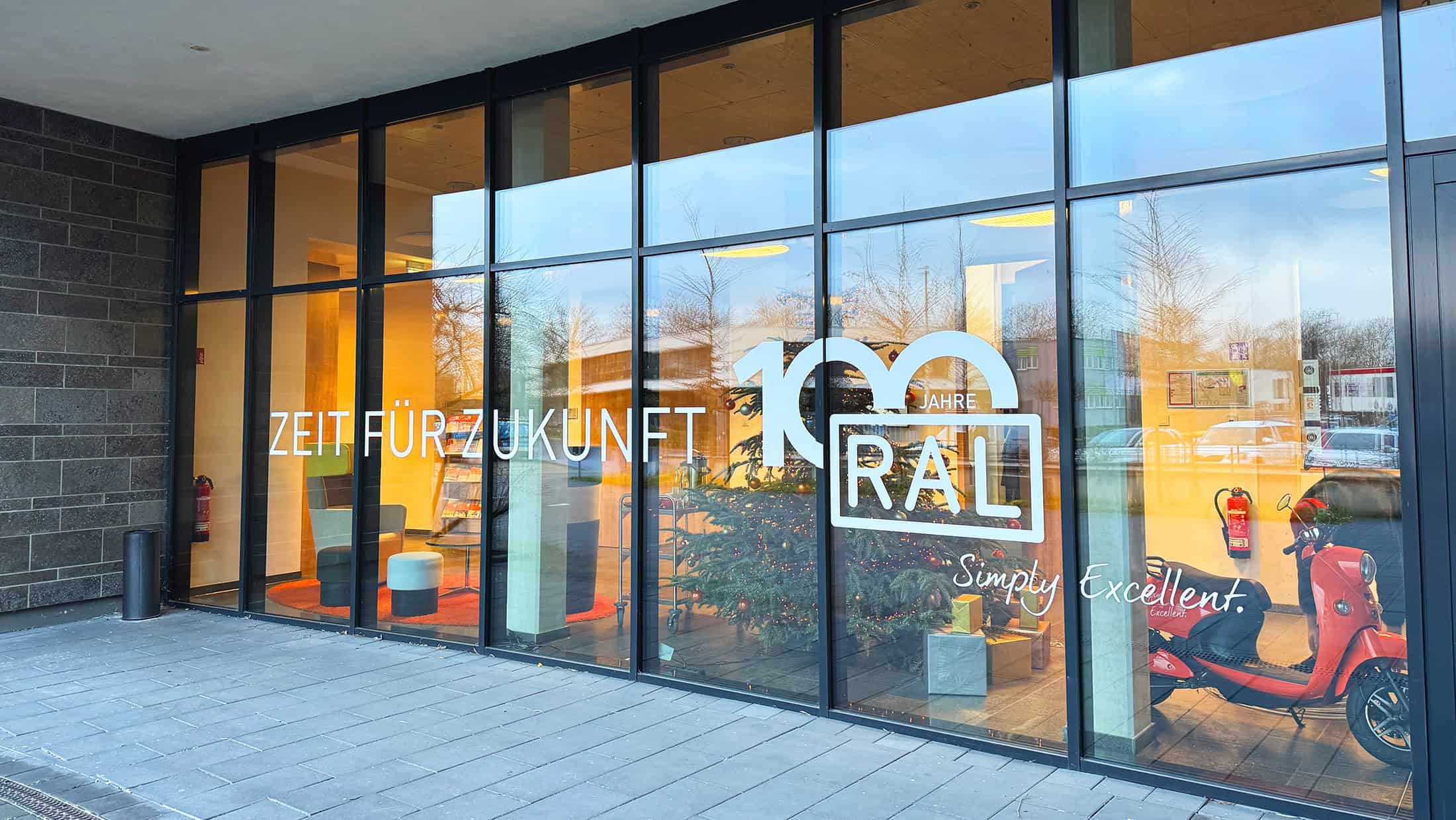 Fensterfolierung mit Folienplot im Corporate Design – RAL Jubiläum und individuelle Glasbeschriftung