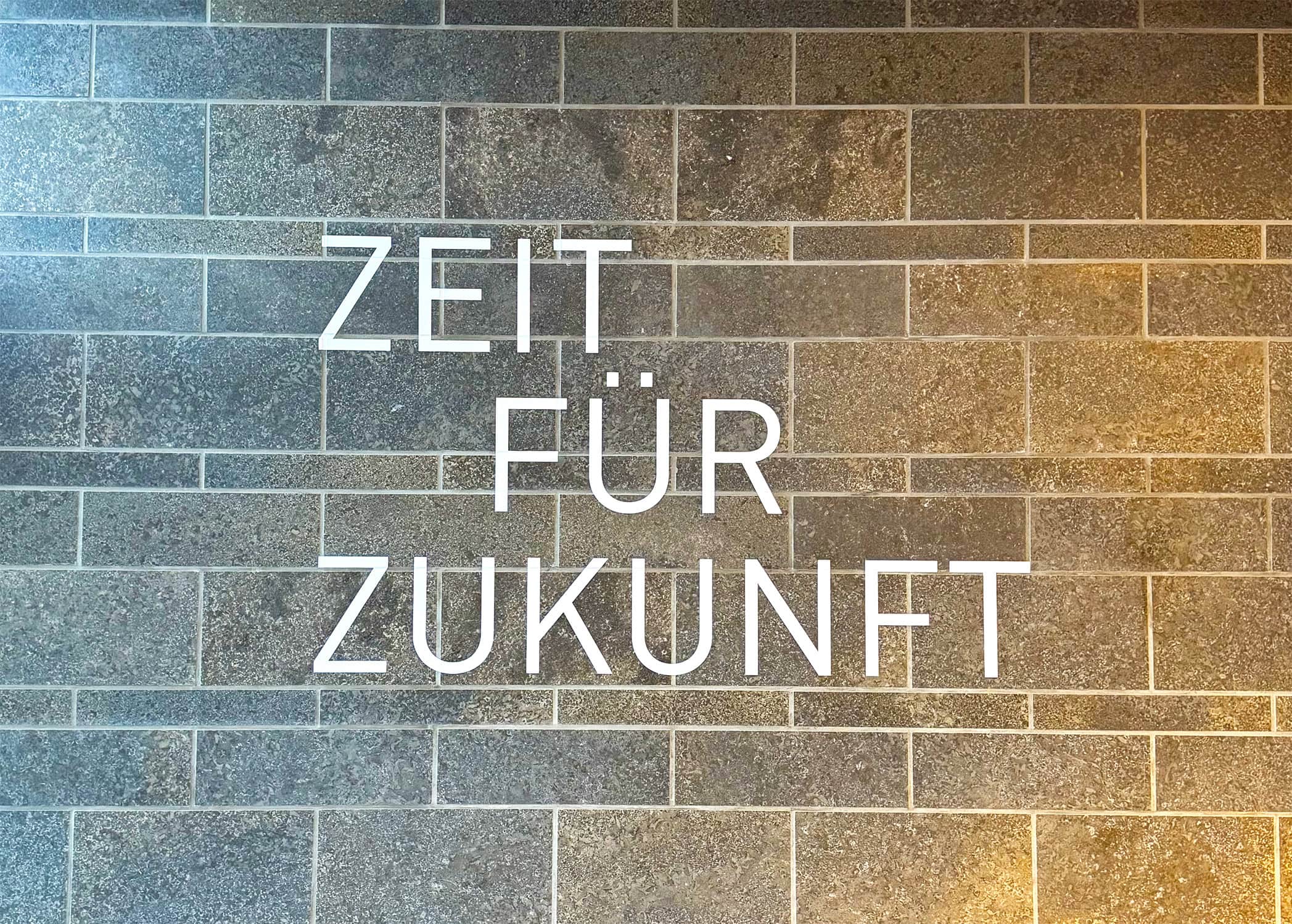 Wandfolierung mit Folienplot – stilvolle Wandbeschriftung und Architektur Integration von KBZ Köln Nippes