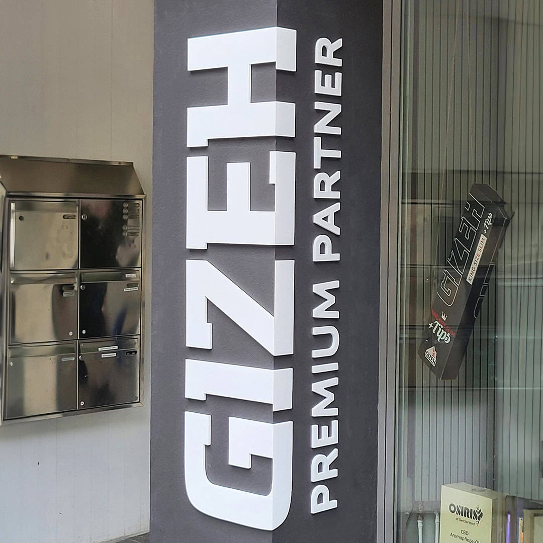 3D Logo Werbung in Weiß um Eckpfeiler – individuelle Fassadenbeschriftung und Werbetechnik von KBZ Köln