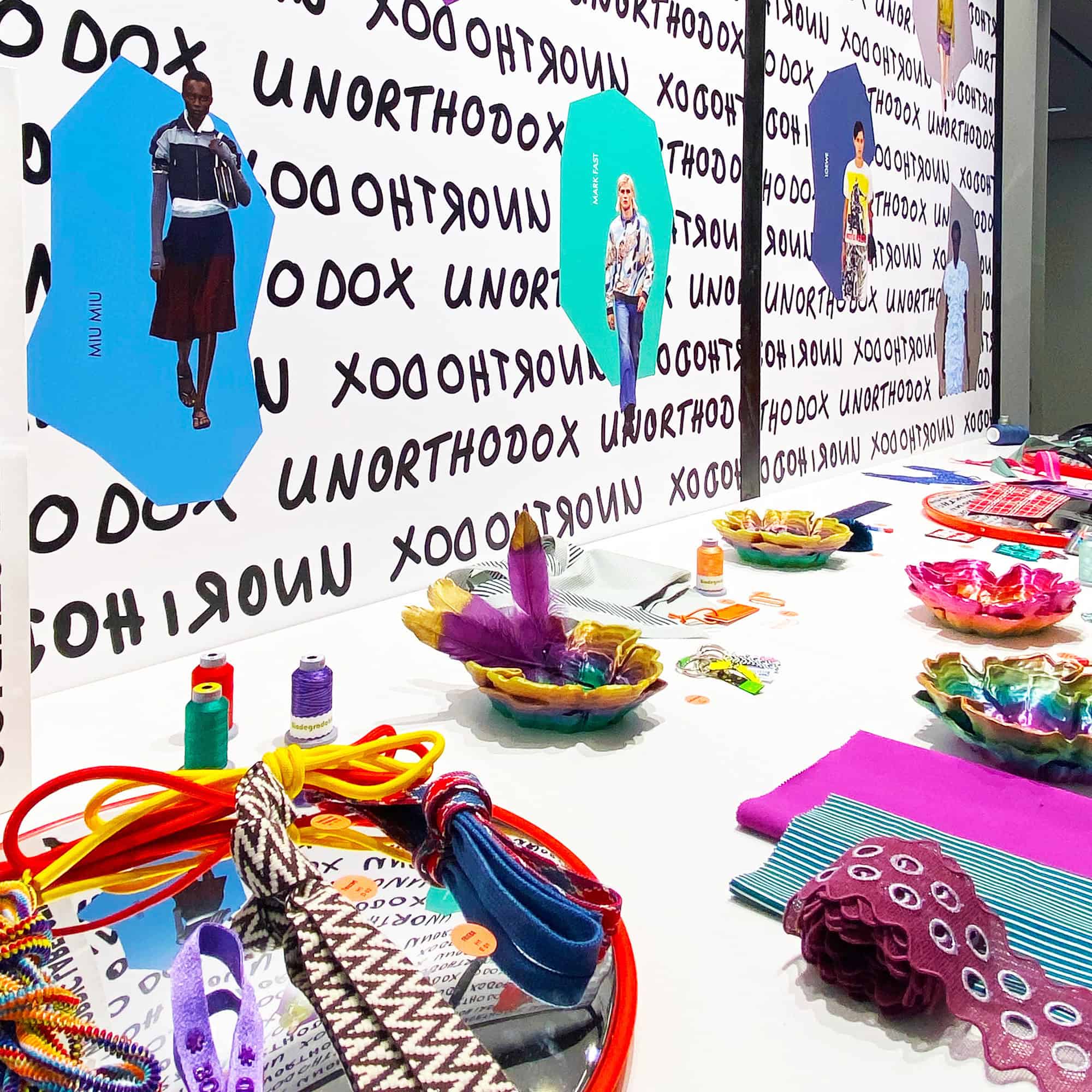Messestand auf der Munich Fabric Start in leuchtenden Farben – Messefolierung und Messebeschriftung
