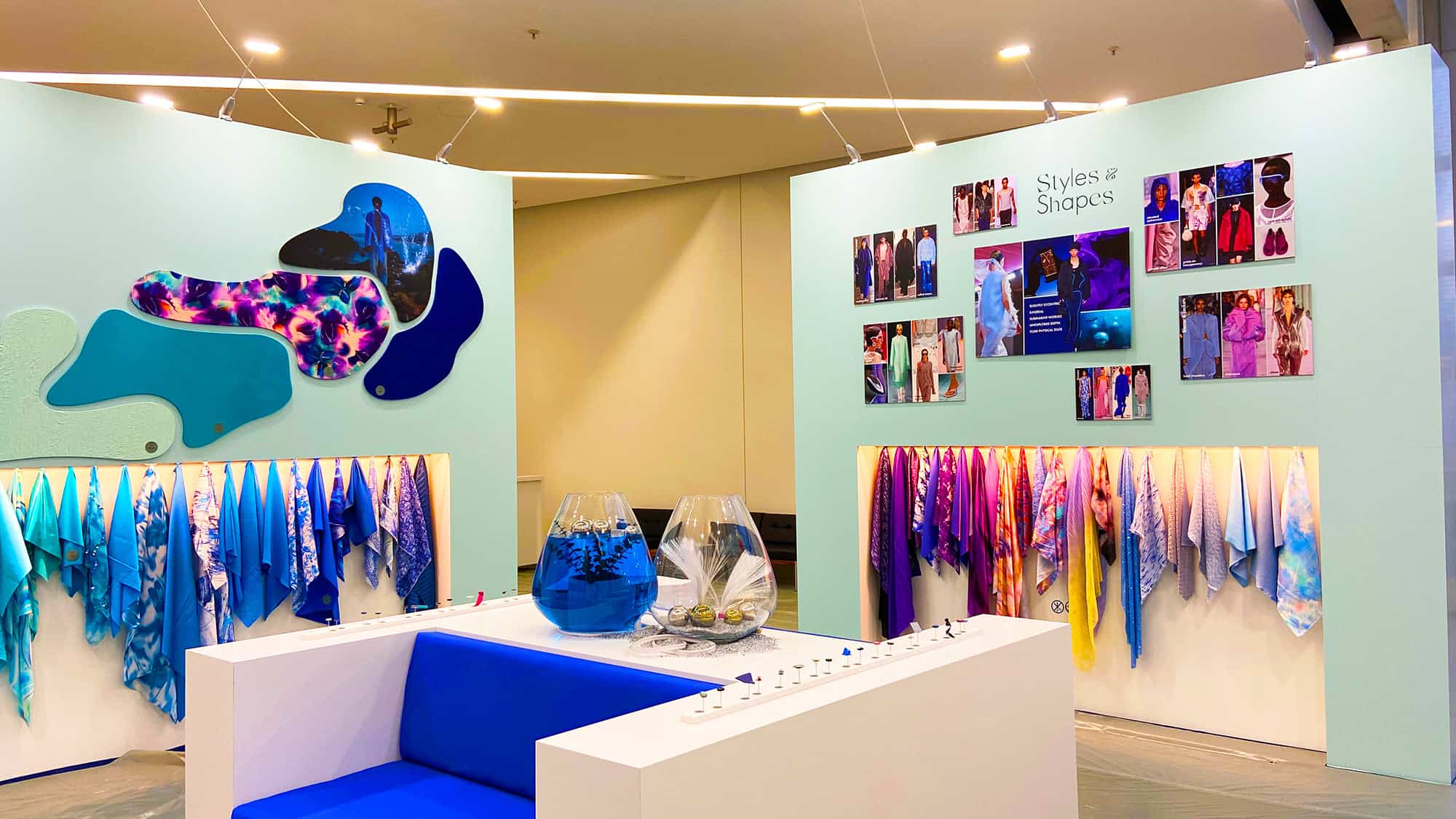 Digitaldruck und Wandbeschriftung in Türkis – auffällige Messegrafik und Ausstellungsdesign in München aus Köln