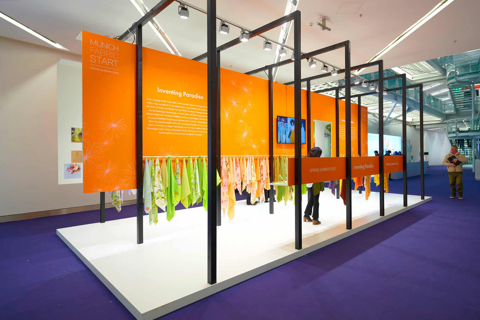 Orange Messewand individuell bedruckt – Messegrafik und Installation von KBZ Werbetechnik Köln in München