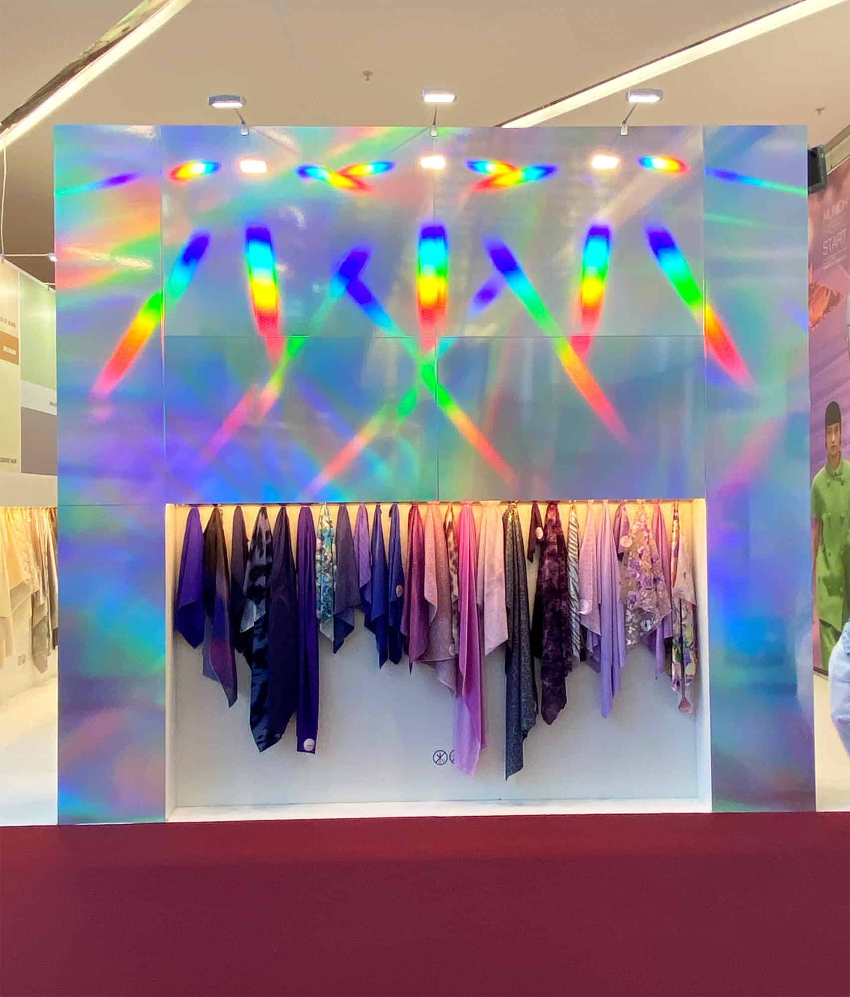 Messewand mit holographischer Folie – auffällige Werbetechnik mit Lichtreflexen für Messestand und Eventdesign