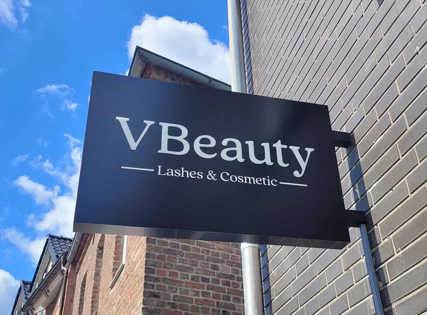 Ausleger Schild für Kosmetikstudio VBeauty in Neuss – hochwertige Fassadenbeschilderung und Werbetechnik aus Köln