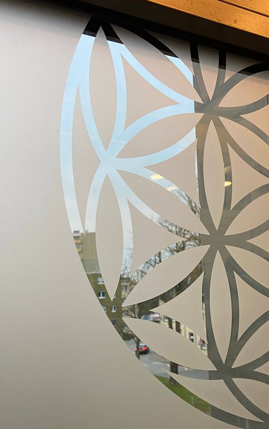 Milchglasfolie mit Ornamenten und Streifen – Sichtschutzfolie im Negativplot für moderne Glasgestaltung und Fensterdesign